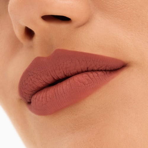 Nahaufnahme der Lippen mit mattem Lippenstift und ein Teil der Nase sichtbar, Haut glatt und eben.