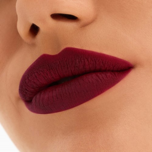 Nahaufnahme von Lippen mit dunklem roten matten Lippenstift und glatter Haut.