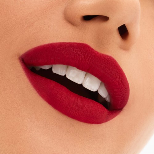 Nahaufnahme von Lippen mit rotem Lippenstift, leicht geöffnet, zeigt Zähne.