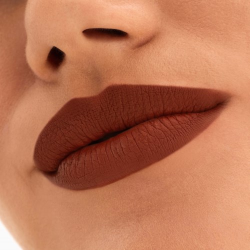 Nahaufnahme von Lippen mit mattem braunem Lippenstift und natürlichem Hautton.