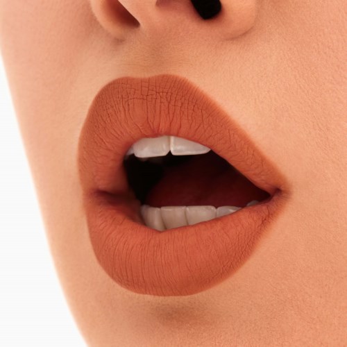 Nahaufnahme eines Mundes mit leicht geöffneten Lippen, die Zähne zeigen, mit mattem Lippenstift.