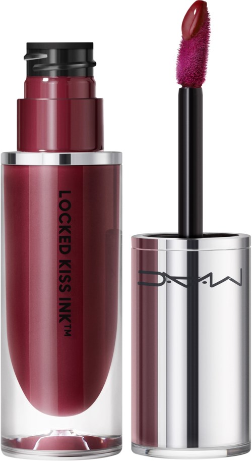 En läppglansrör och applikator, med glänsande silverlock och mörkrosa gloss, märkt 'LOCKED KISS INK' och MAC-logga.