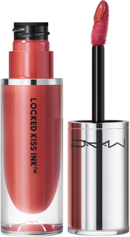 Ein Lippenstift in einer Hülse mit der Aufschrift "Locked Kiss Ink," ohne Deckel, zeigt einen pinken Lippenstift. Die Hülse ist rosa und silbern.