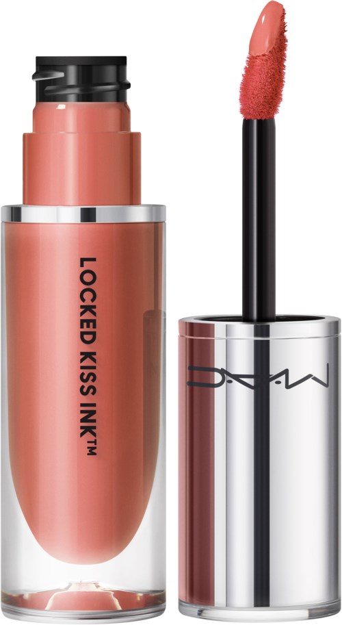 Ein pfirsichfarbener Lippenstift in einer glänzenden silbernen Tube mit schwarzem Text, offen mit Lippenstift sichtbar.