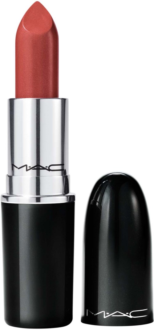 Een lippenstift in koraalrood met zilveren buis, zwarte dop en MAC-logo.