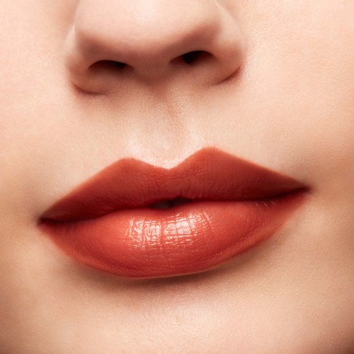 Close-up van lippen met roze lipstick, deel van de neus en kin zichtbaar.
