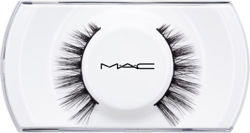 Falska ögonfransar i ett genomskinligt plastfodral med MAC-logga, arrangerade för att visa deras längd och stil.