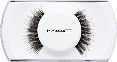 Falska ögonfransar i ett klart plastfack med MAC-logga på locket.