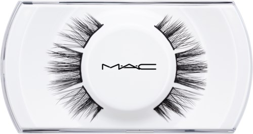 Falska ögonfransar i ett genomskinligt fodral med MAC-loggan i mitten.