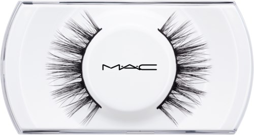 Falska ögonfransar i ett genomskinligt fodral med MAC-logga på vit bakgrund.