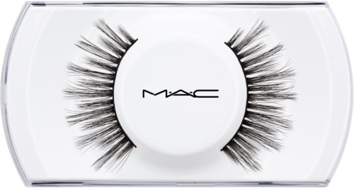 Falska ögonfransar i ett tydligt plastfodral med MAC-loggan på locket.