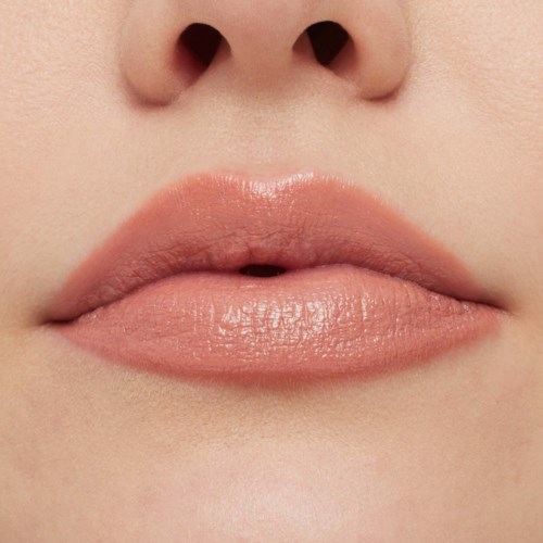 Nahaufnahme von Lippen und Nase mit glatter Haut und natürlicher Farbe.