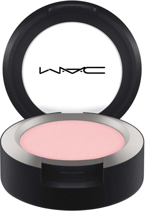 Een ronde compact met roze blush binnenin en een zwarte buitenkant. De deksel heeft MAC-merken en is open.