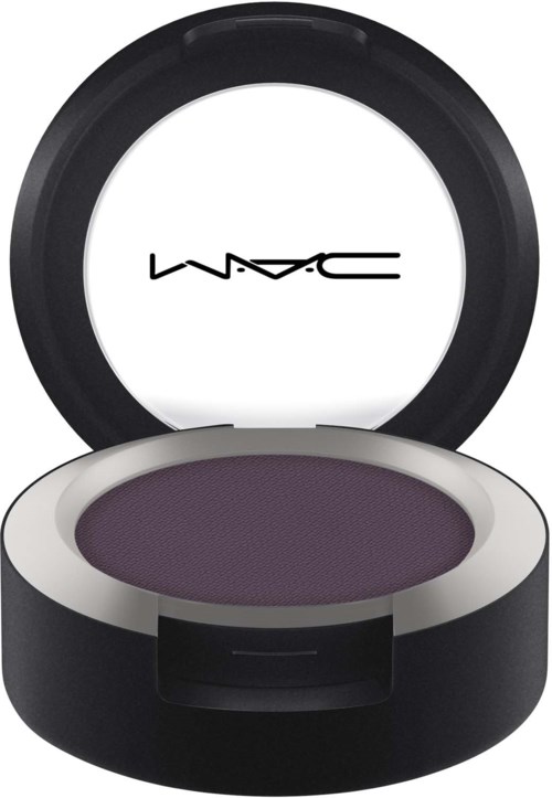 Musta pyöreä meikkipakkaus, jossa on violetti luomiväri sisällä. Kansio on auki, ja sisällä on MAC-logo.