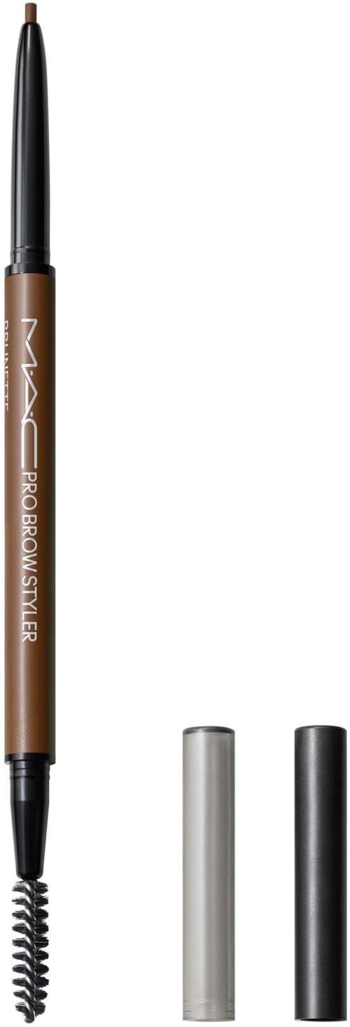 En brynpenn med spoolie-børste, merket MAC Pro Brow Styler, står vertikalt med to hetter ved siden av.