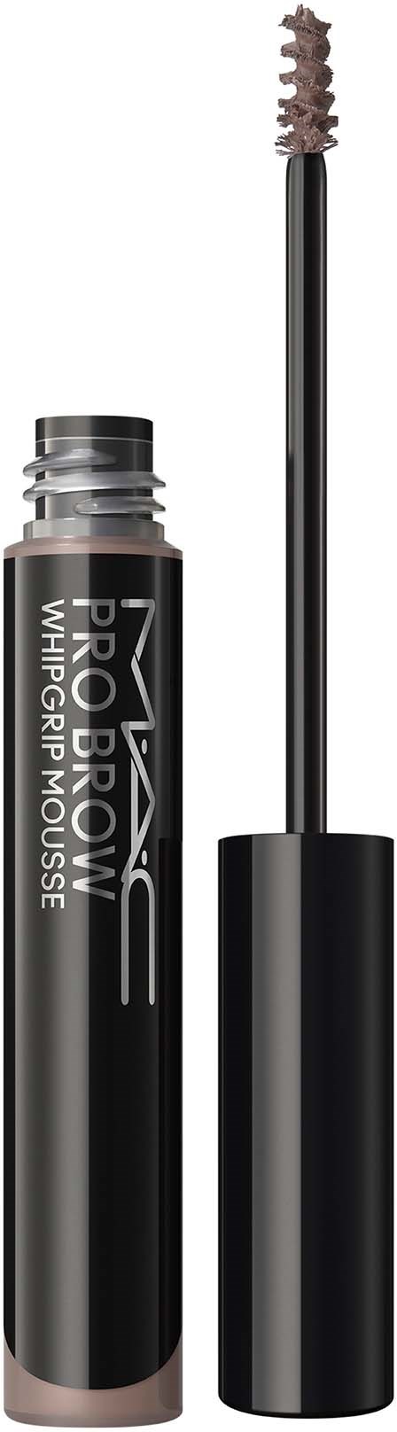 En svart tube av MAC Pro Longwear Whipped Moisture med påføringssvamp. Låsen er fjernet, og produktet vises på applikatoren.