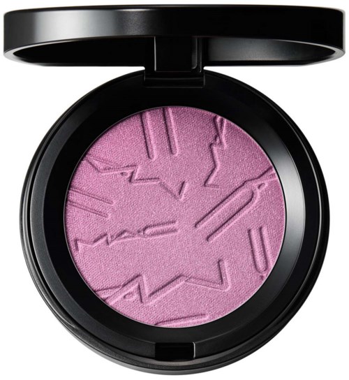 Ein pinkfarbener Lippenstift mit geometrischen Mustern in einer schwarzen runden Dose mit offenem Deckel.