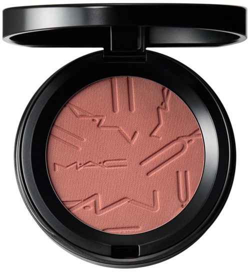 Ein runder Make-up-Blush mit MAC-Logo geprägt, in einer schwarzen Compact-Box.