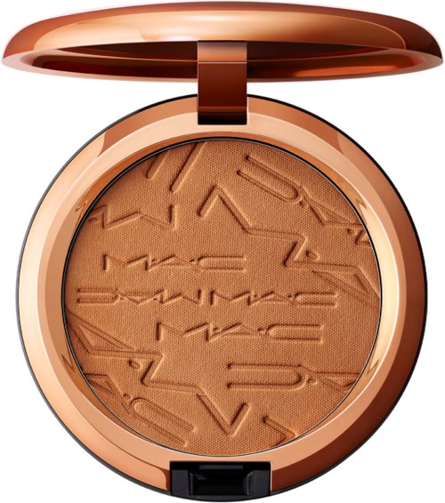 Eine runde Make-up-Box mit bronzefarbenem Gehäuse, die schimmerndes Bronzer enthält. Die Oberfläche ist mit Text und Linien geprägt.