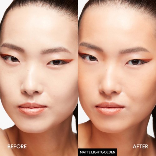 Eine Frau mit klarer Haut und Make-up, gezeigt vor und nach der Verwendung von mattem goldenem Make-up für ein glatteres Aussehen.
