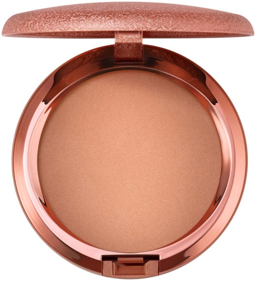 Ein runder Compact mit pfirsichfarbenem Puder und aufklappbarem Deckel.