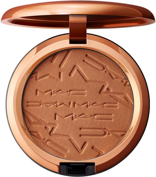Eine runde Kosmetikkedose mit einem metallischen Roségolddeckel, enthält Bronzepuder mit eingeprägten Wörtern und Mustern.