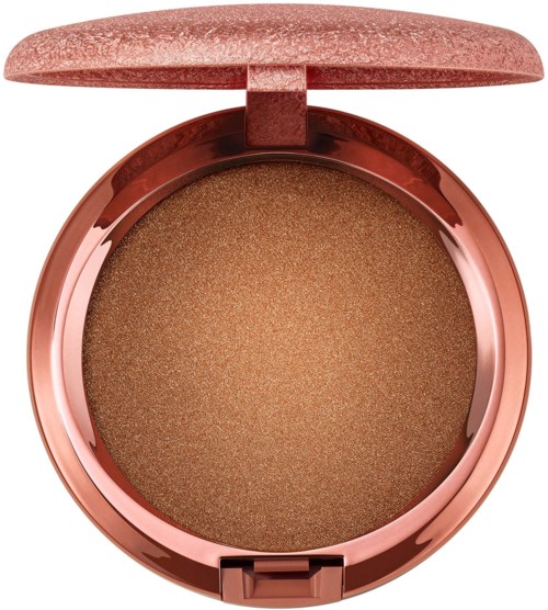 Ein Bronzer in einer kleinen Dose mit roségoldener Hülle und schimmernder Oberfläche innen.