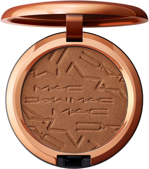 Ein runder Make-up-Kompakt mit einem glänzenden Roségolddeckel, geöffnet, zeigt braunes Puder mit strukturierten Linien.