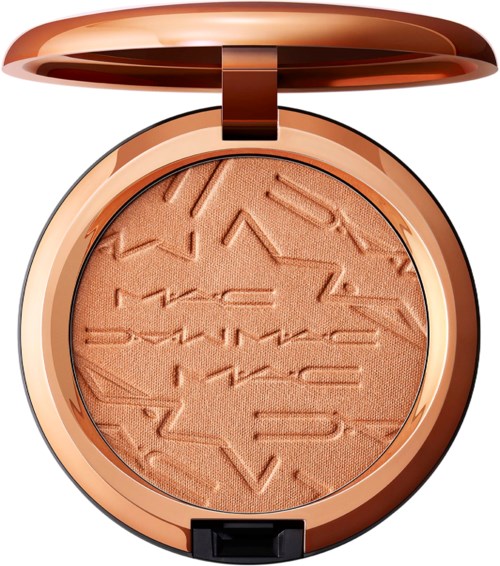 Eine Kompaktpuder in Pfirsichfarbe mit MAC-Logo, im roségoldenen Gehäuse mit Spiegel.