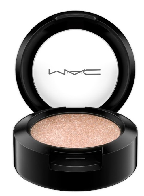 En rund svart behållare med ett glänsande, beige ögonskugga inuti och MAC-logga på locket.