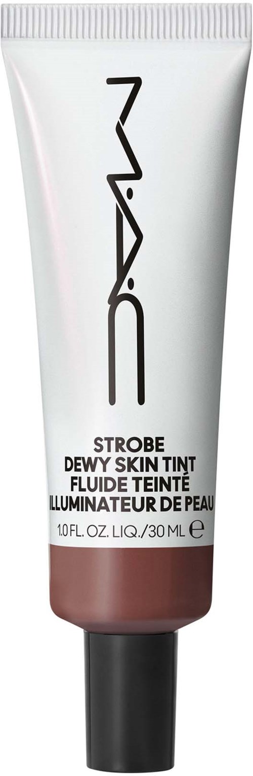 Eine Makeup-Tube mit der Aufschrift 'MAC Strobe Dewy Skin Tint' und einem braunen Deckel.