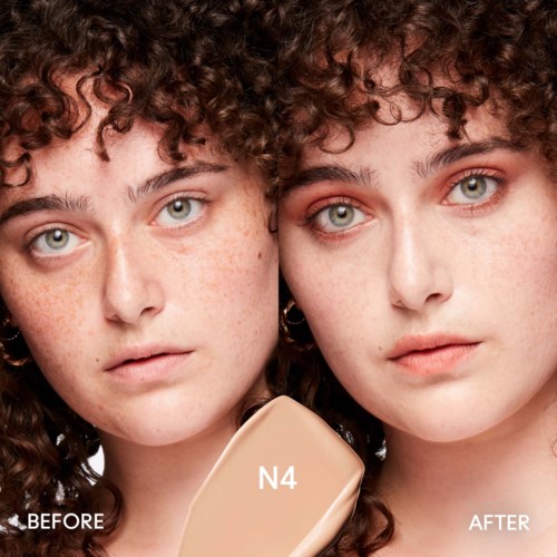 Zwei Frauen mit lockigem Haar und heller Haut, eine mit Sommersprossen, vor und nach Verwendung des N4-Hautpflegeprodukts.