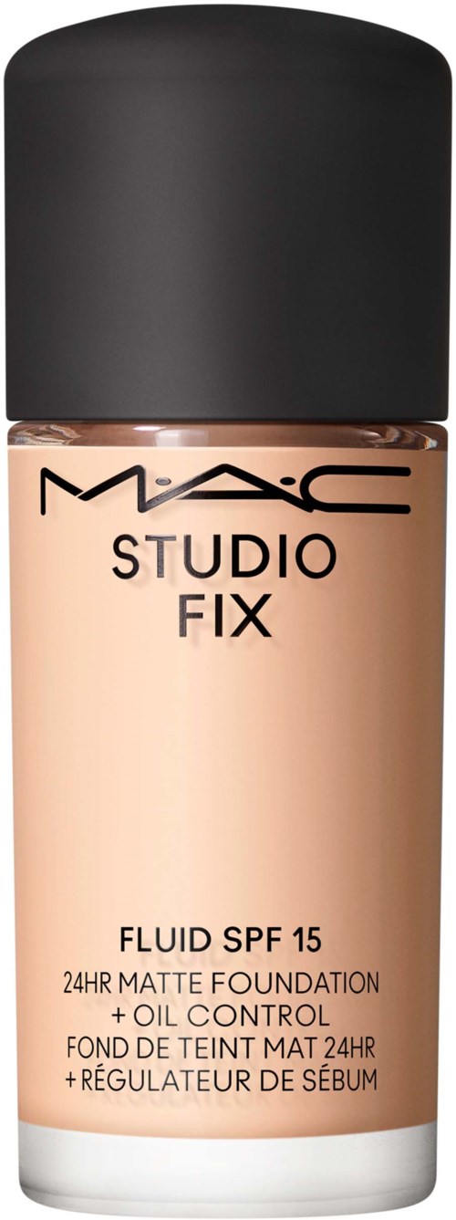 En flaske med MAC Studio Fix foundation med SPF 15, som gir et matt utseende, olje kontroll og 24 timers holdbarhet.