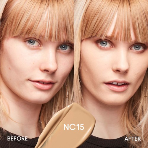 Side-ved-side bilder som viser en kvinne med blondt hår før og etter makeup, merket før og etter.