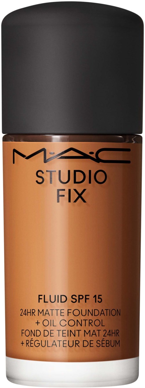 Flytende foundation i en brun flaske med svart lokk, merket MAC Studio Fix, SPF 15, matt finish, olje kontroll.