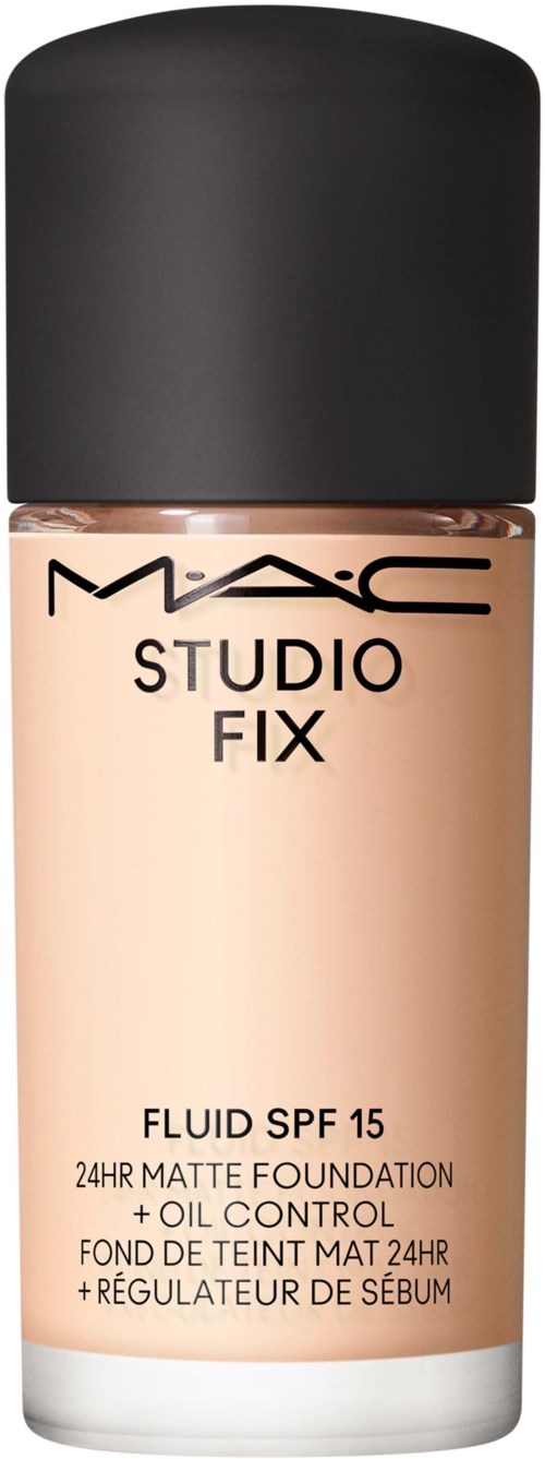 Flaske med MAC Studio Fix foundation med svart lokk, viser SPF 15, matt finish og olje kontroll i teksten.