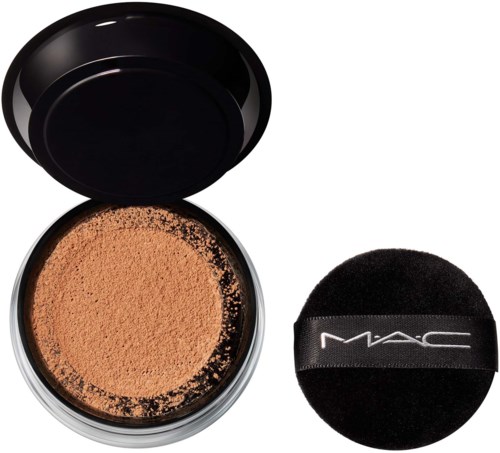 En kompakt med pressed pudderfoundation og en svart sminksvamp med M A C-logo.