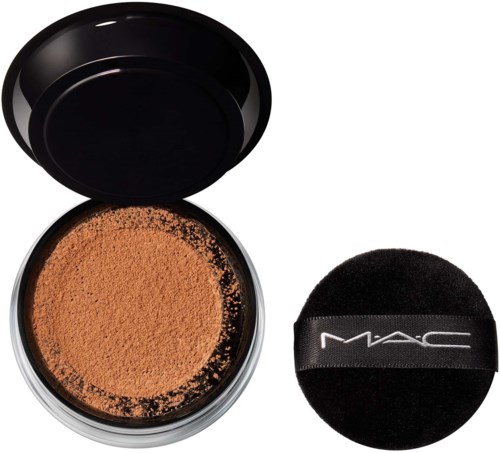 Løst ansiktspudder i svart beholder med en puff ved siden av. Puten er svart med MAC-logoen.