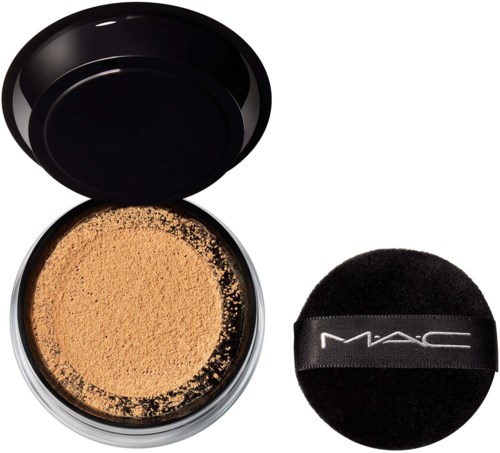En beholder med løs ansiktspudder, en svart sminksvamp med MAC-logo og svampens beskyttelsesetui.