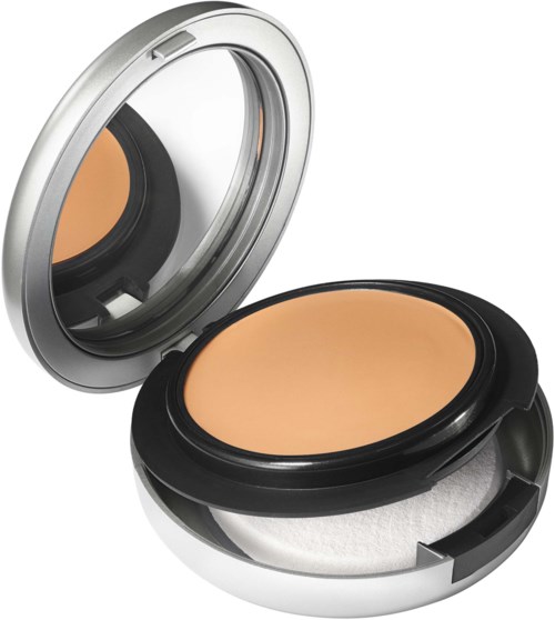 En kompaktpudderboksåpning med åpen lokk, viser det beige pressede pudset inni og en svampesvamp.