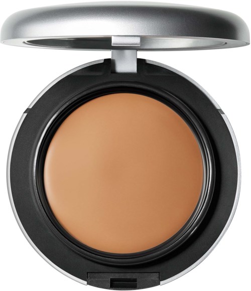 Åpen compact med beige ansiktspudder og sølvlokk. Ingen synlige merker eller ytterligere detaljer.