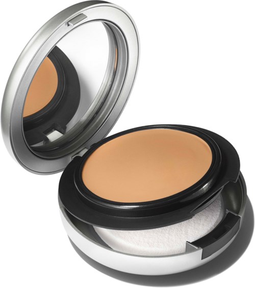Ett kompakt sminkfodral med puder och en spegel inuti, svart och silver i färg.