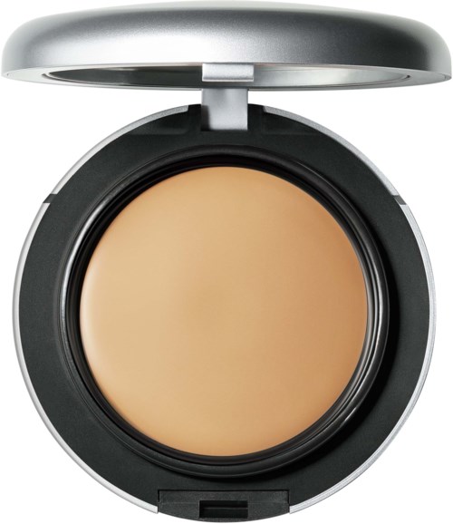 En kompakt makeupbehållare med beige foundation inuti, lock öppet, visar produkten tydligt.