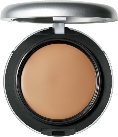 En liten sminkpuderbehållare med lock, innehållande beige puder.