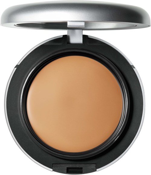En liten sminkväska med spegel öppen, som innehåller beige puder eller foundation.