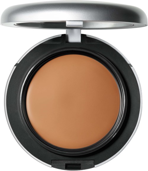 Een compacte make-updoos met een open spiegel, bevat beige poeder.