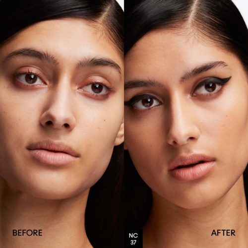 Två kvinnor med olika makeup-stilar, en naturlig och en med djärv ögonmakeup.