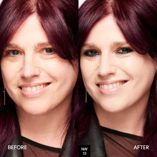 En kvinna med rött hår som ler, visar före och efter makeupresultat i en sidoställning.