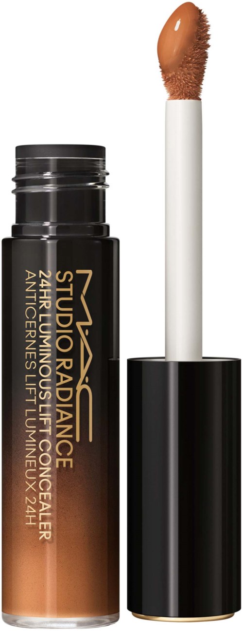 Ein Lipgloss-Röhre mit sichtbarer Applikatorbürste, beschriftet 'Studio Radiance' und 'MAC'.