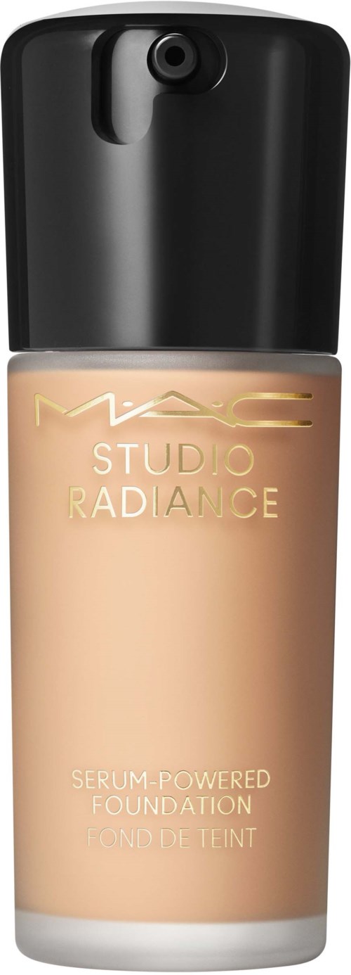 Eine Flasche MAC Studio Radiance flüssiges Make-up mit schwarzem Verschluss, als serumpowered foundation gekennzeichnet.